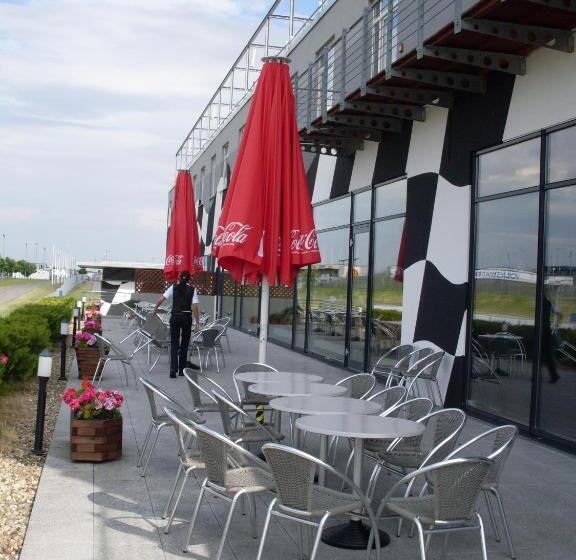 فندق Motorsport Arena