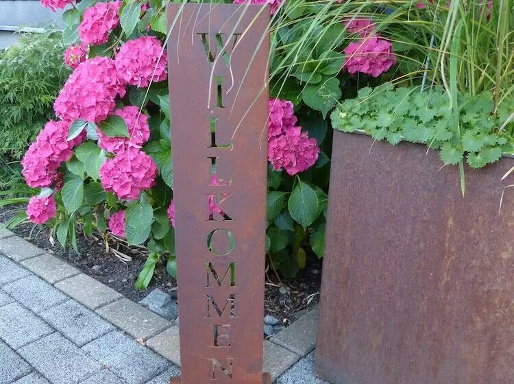 Отель Theile Garni