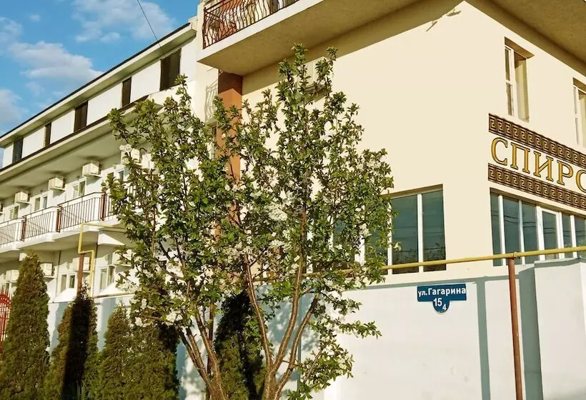 Hotelli Guest House Spiros