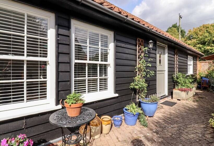 Courtyard Cottage, Poplar Farm Barn