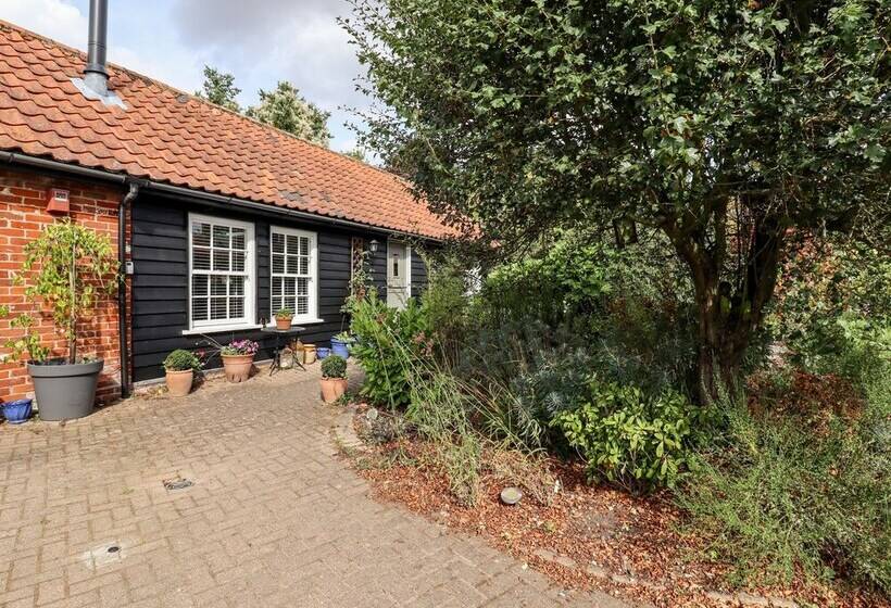 Courtyard Cottage, Poplar Farm Barn