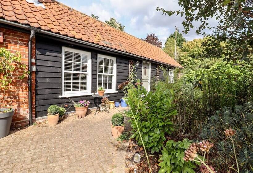 Courtyard Cottage, Poplar Farm Barn