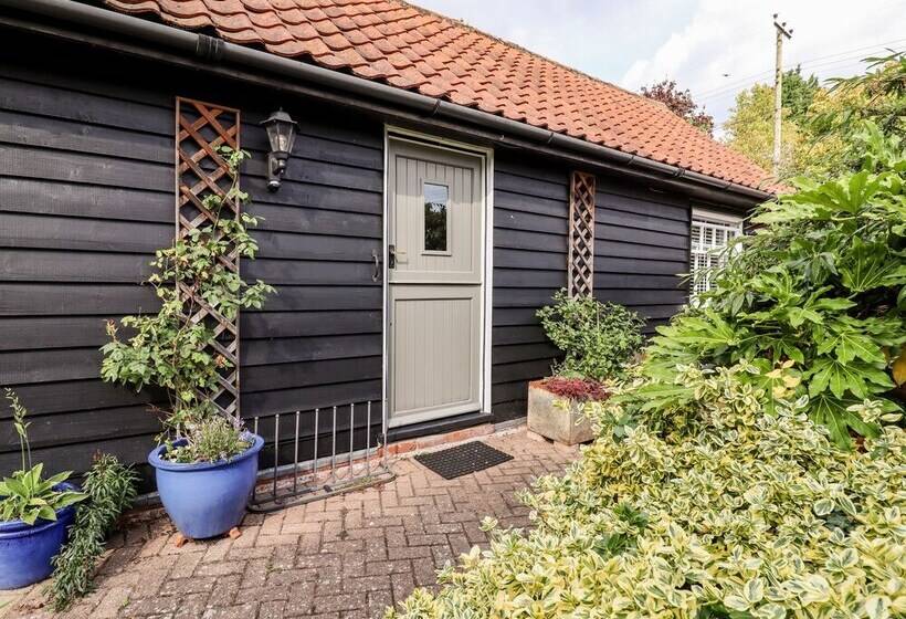 Courtyard Cottage, Poplar Farm Barn