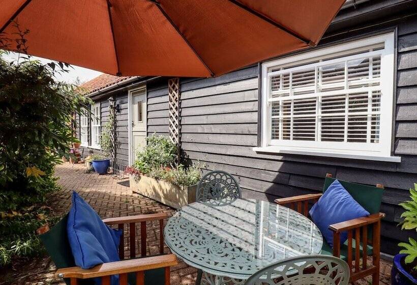 Courtyard Cottage, Poplar Farm Barn