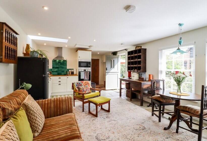 Courtyard Cottage, Poplar Farm Barn