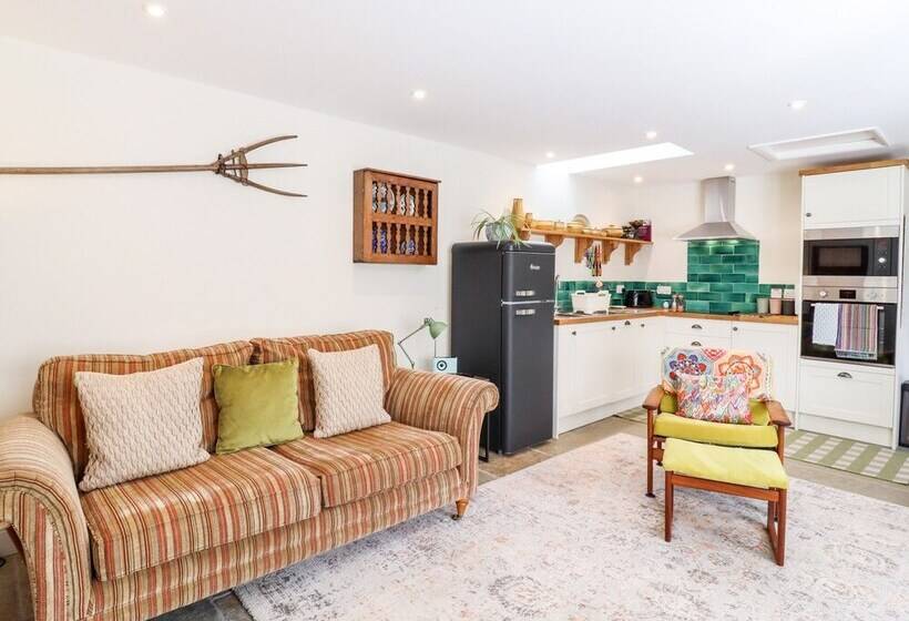 Courtyard Cottage, Poplar Farm Barn