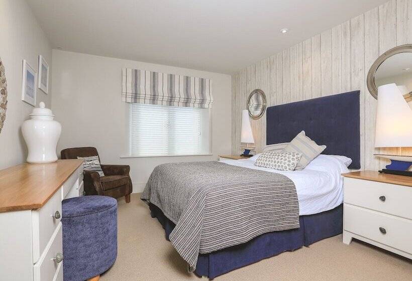 Quayside, Dart Marina