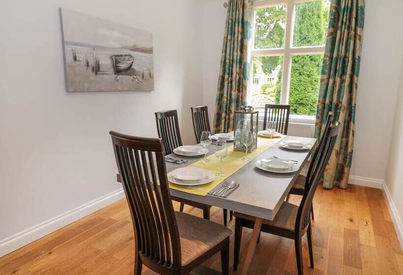 Walworth Castle Lodge