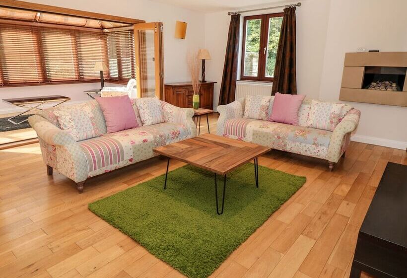 Walworth Castle Lodge