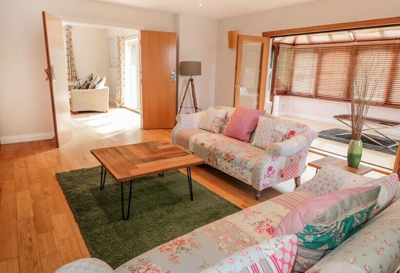 Walworth Castle Lodge