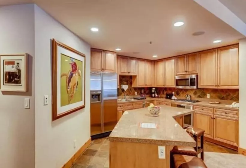 Hotelli Premier 2 Bedroom Ski In, Ski Out Vacation Rental At The Timbers With The Best Access To Skiing In K