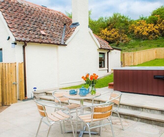 Maple Cottage With Hot Tub Near Cupar, Fife