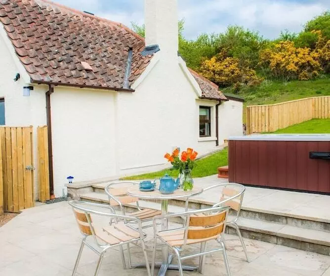 Maple Cottage With Hot Tub Near Cupar, Fife