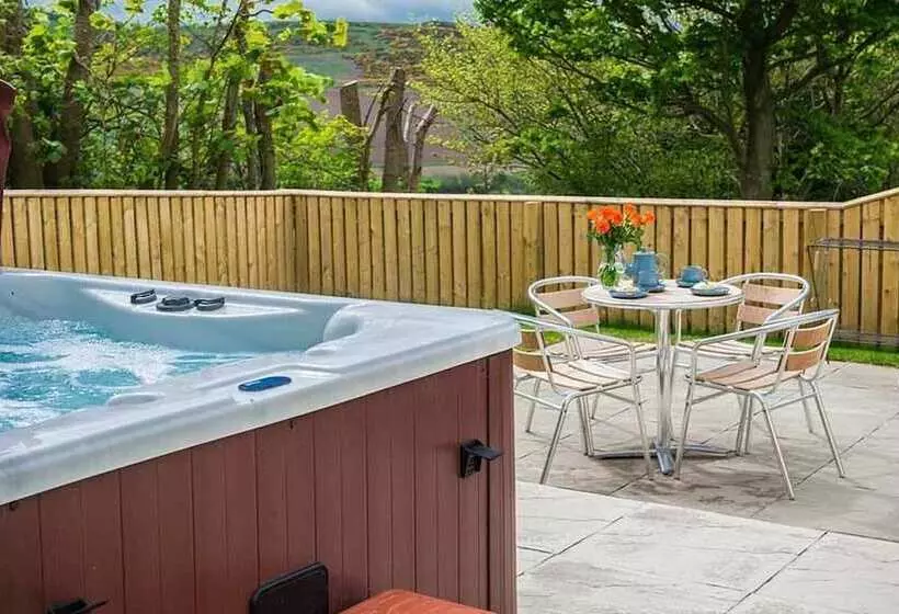 Maple Cottage With Hot Tub Near Cupar, Fife