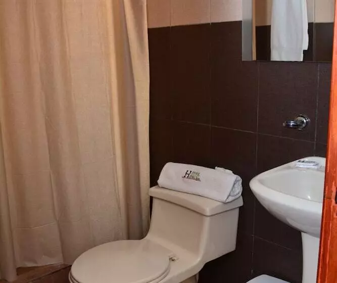 Hotelli Hostal Plaza By Elvita