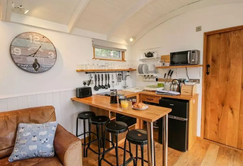 Shepherds Cabin At Titterstone