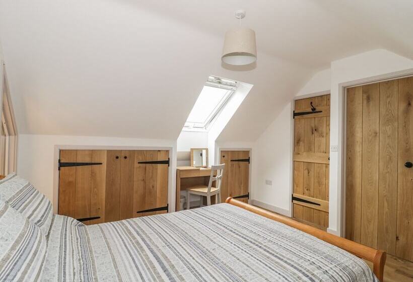 Swan Lodge Castle Farm