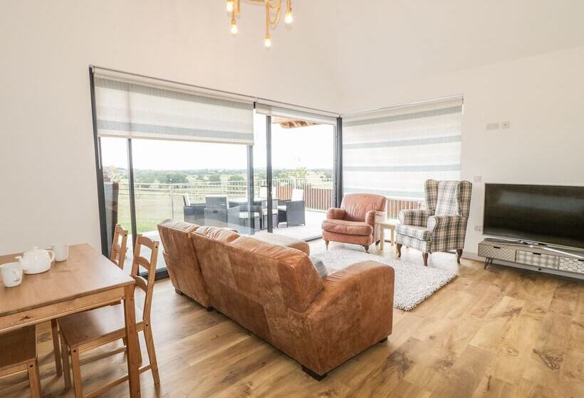 Swan Lodge Castle Farm