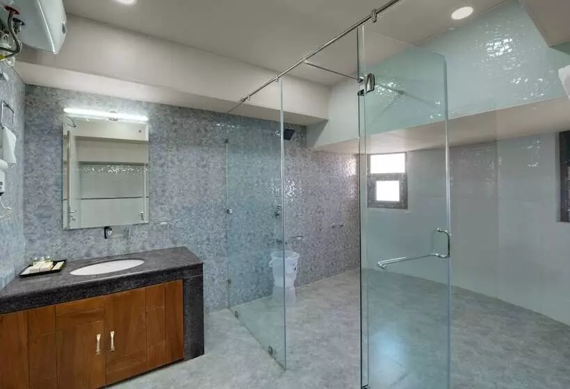 The Twin Towers Hotel New Kufri