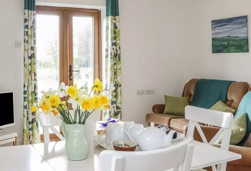 Acorn Cottage 2