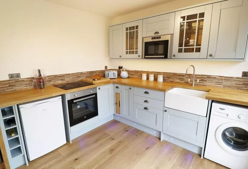 Northlands Country Cottage With Hot Tub