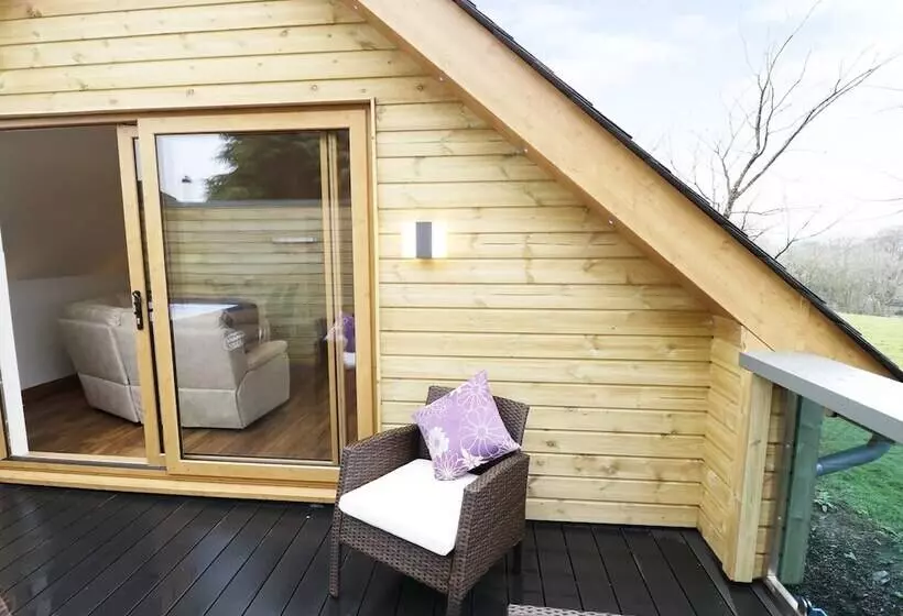 Northlands Country Cottage With Hot Tub