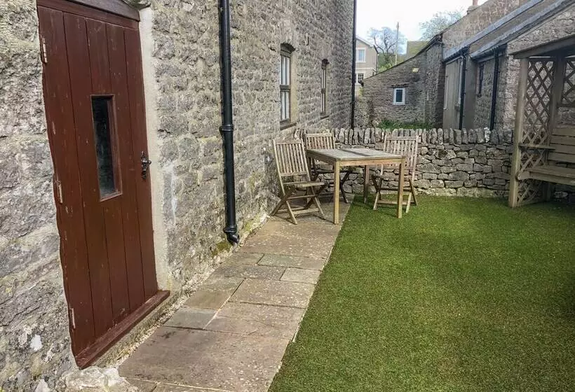 2 Primitive Mews
