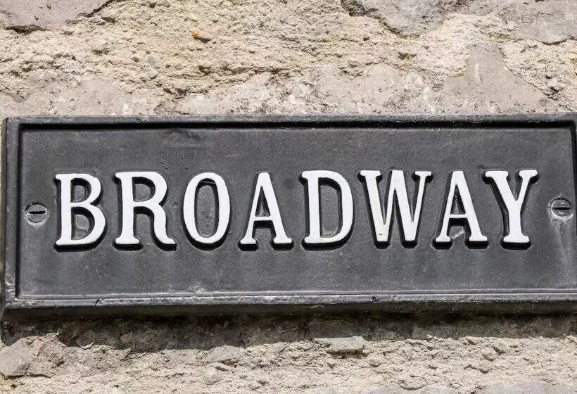 Broadway Barn