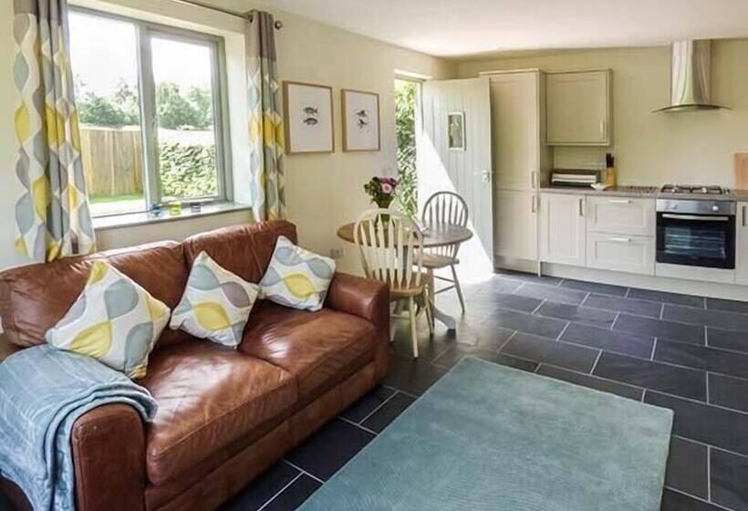 The Lodge, Lower Trefedw