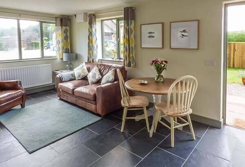 The Lodge, Lower Trefedw