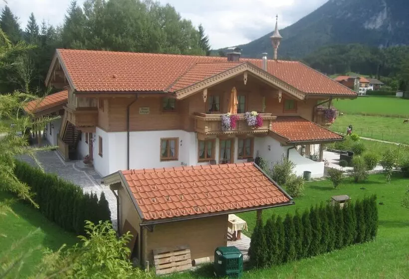 Hotelli Ferienwohnungen Bauregger