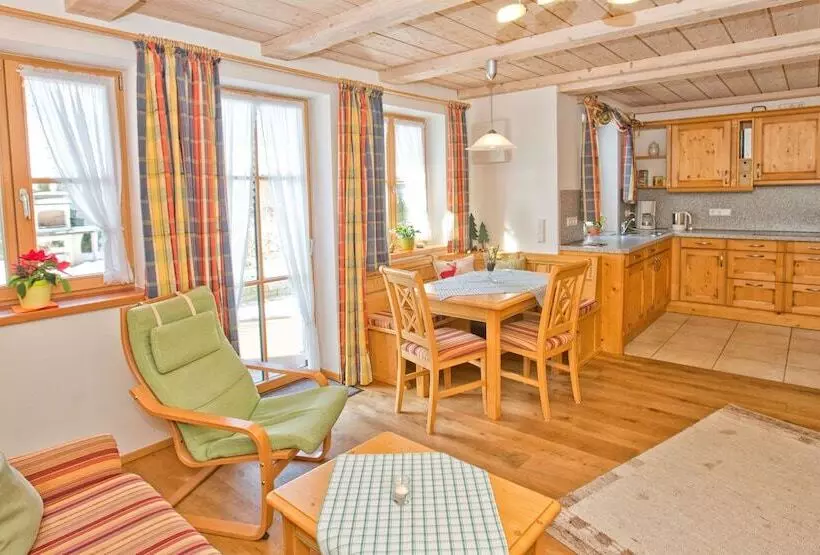 Hotelli Ferienwohnungen Bauregger