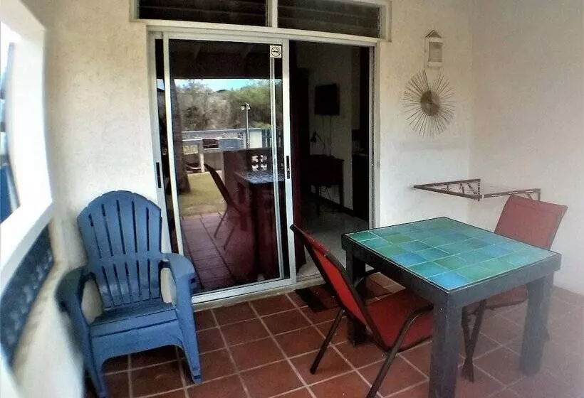 هتل Mike S Holiday Apartments