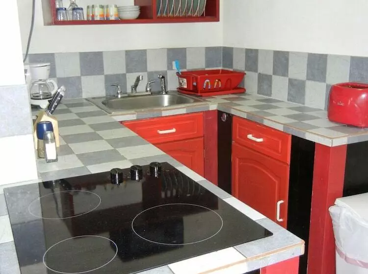 هتل Mike S Holiday Apartments