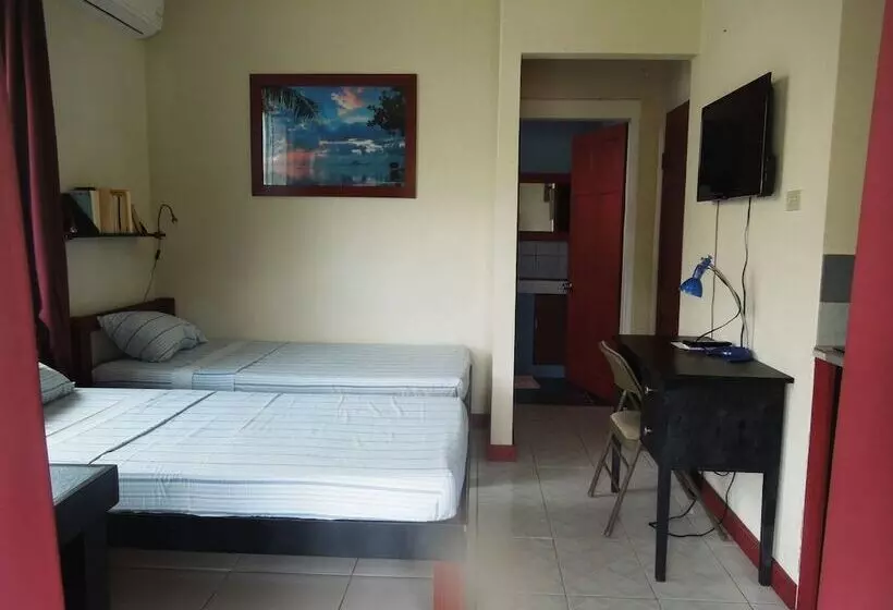 هتل Mike S Holiday Apartments
