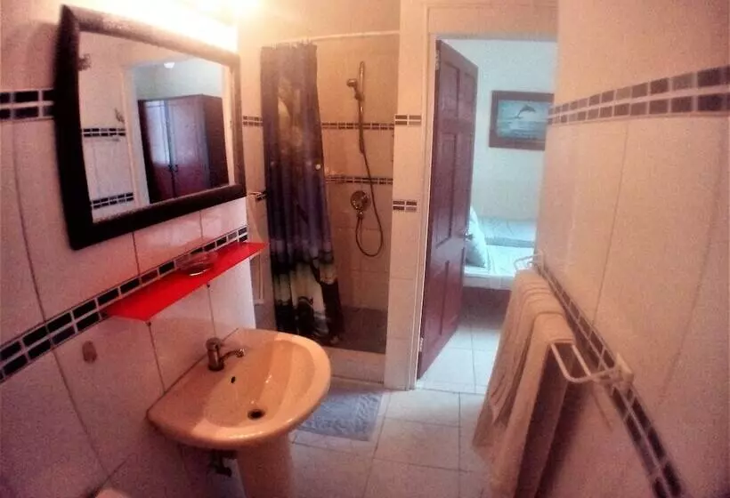هتل Mike S Holiday Apartments