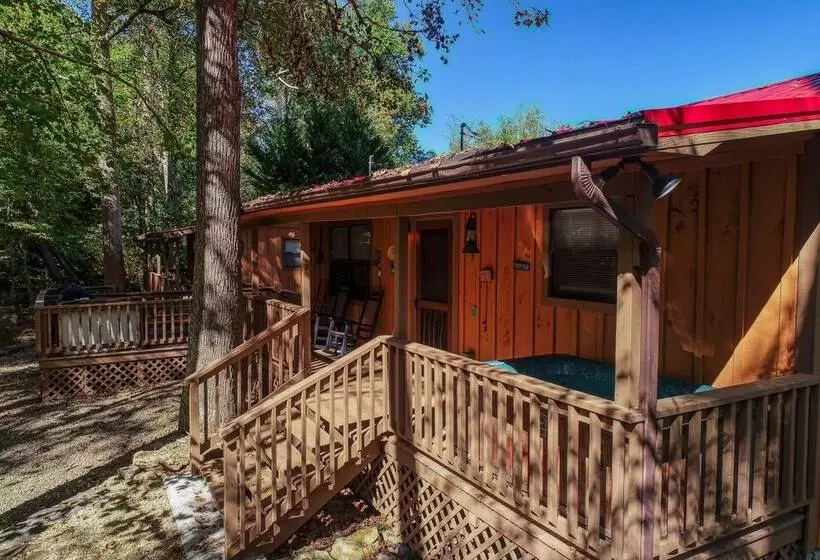 Wandering Creek   2 Bedrooms, 1 Baths, Sleeps 6 Cabin By Redawning