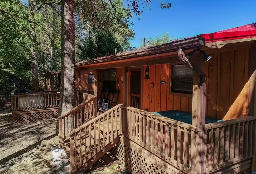 Wandering Creek   2 Bedrooms, 1 Baths, Sleeps 6 Cabin By Redawning