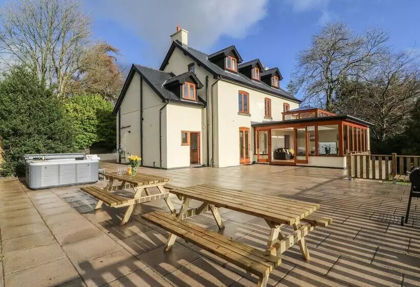 Oakwood House