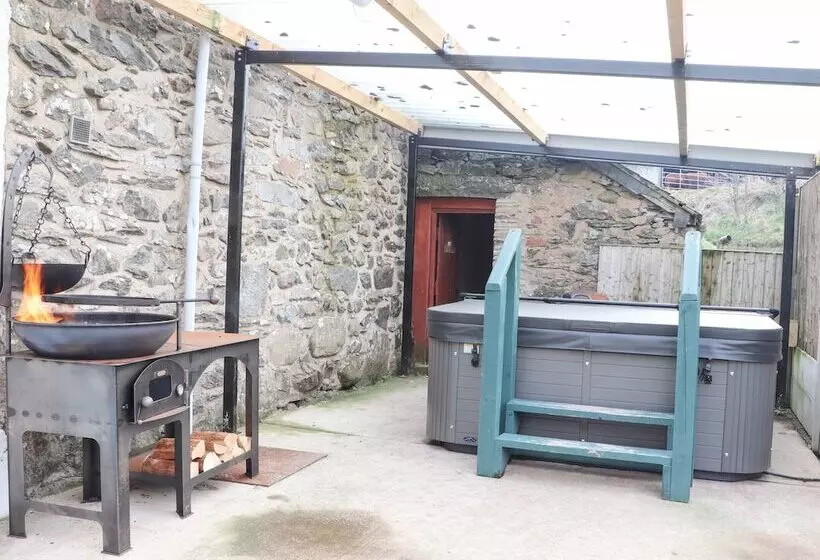 Maestyddyn Farm House