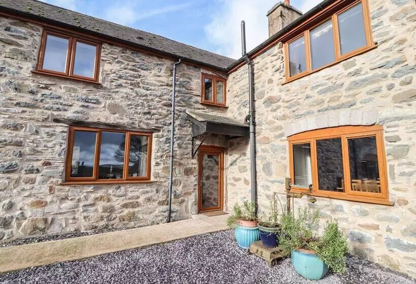Maestyddyn Farm House
