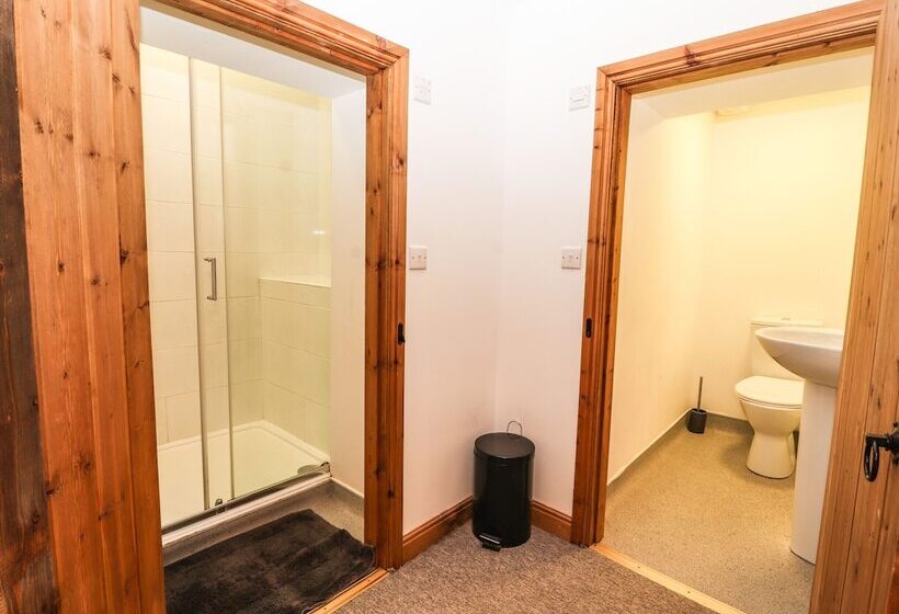 Maestyddyn Farm House