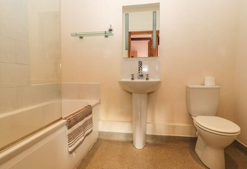 Maestyddyn Farm House