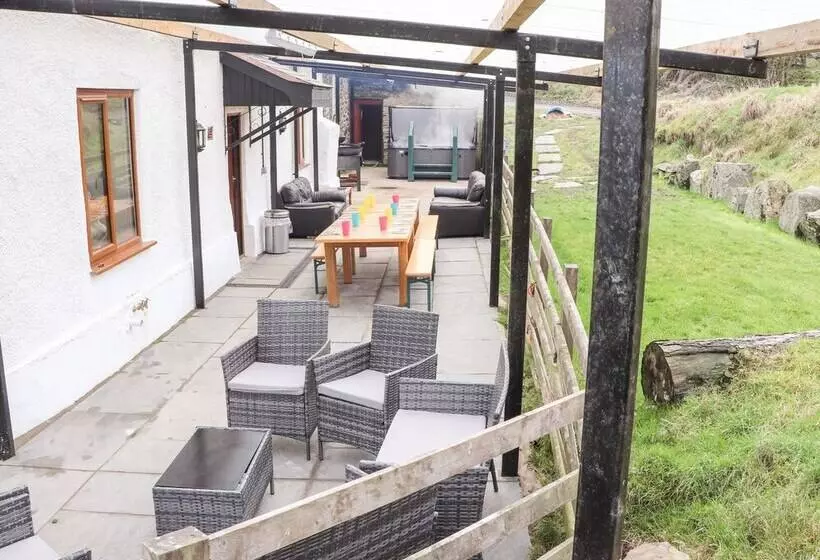 Maestyddyn Farm House