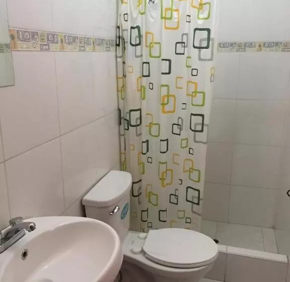 ユースホステル Hostal Rodinn