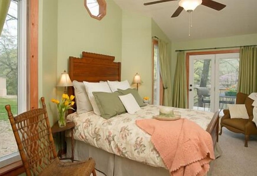 Otel Lake Lucerne Resort & Ranch