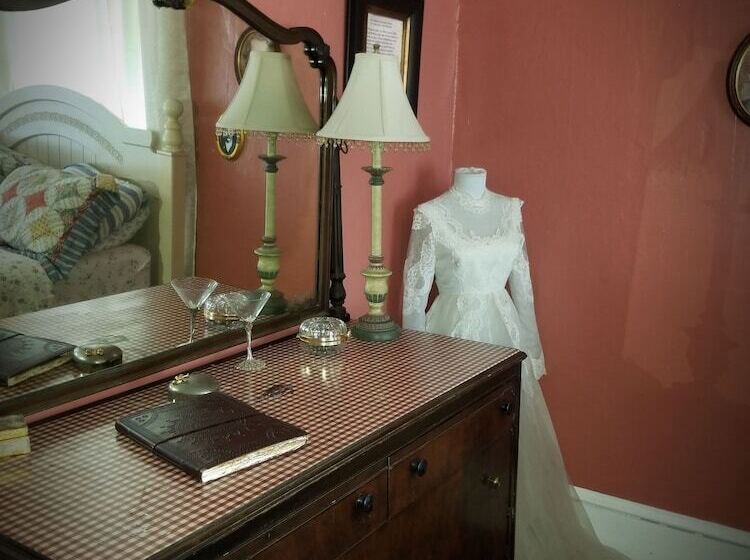 פנסיון Hatfield Mccoy House Inn