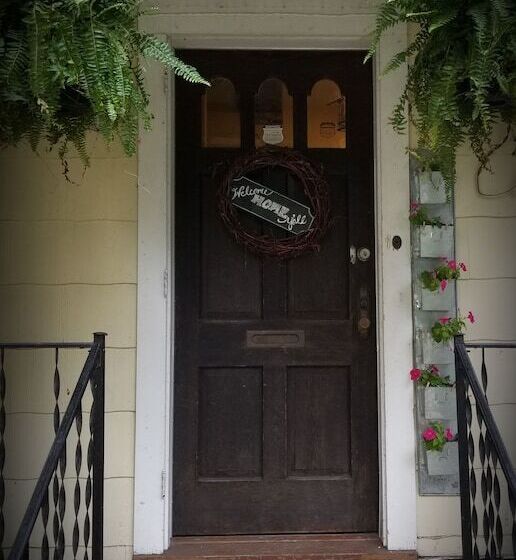 פנסיון Hatfield Mccoy House Inn