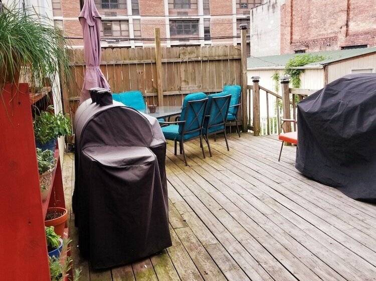 פנסיון Hatfield Mccoy House Inn