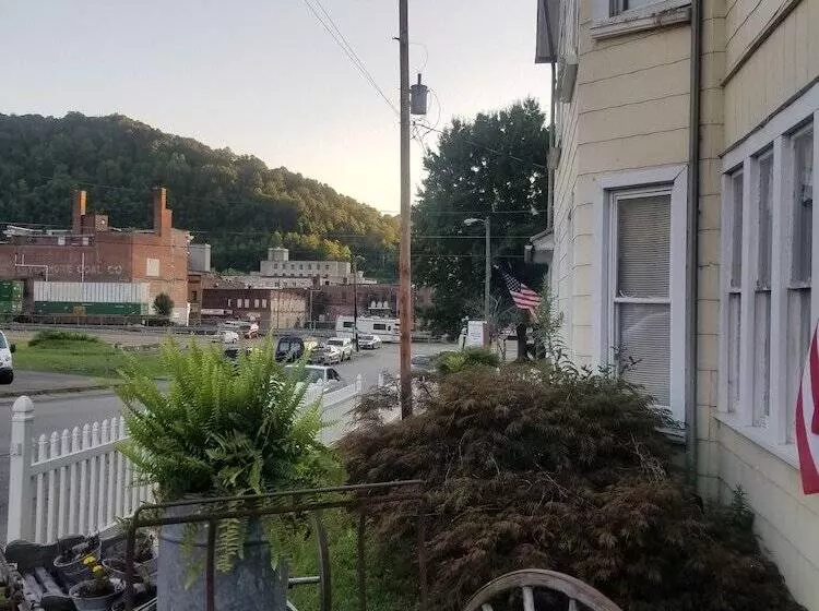 ペンション Hatfield Mccoy House Inn